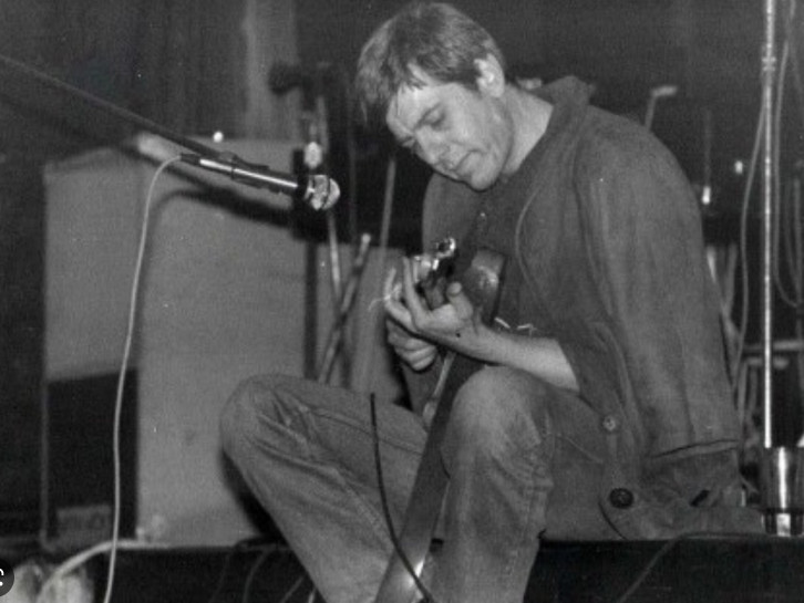 Ένα μεγάλο αφιέρωμα στον ασυμβίβαστο τραγουδιστή της ελληνικής ροκ