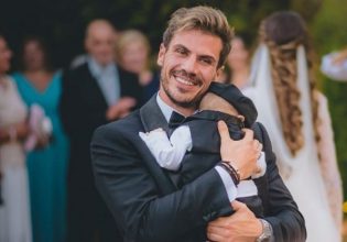 Άκης Πετρετζίκης: Στόλισαν οικογενειακώς το χριστουγεννιάτικο δέντρο – Τα ιδιαίτερα στολίδια