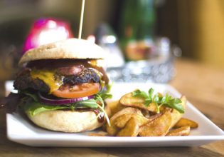 Γαλλία: Έρχεται η «επανάσταση των fast food» – Μόνο επαναχρησιμοποιούμενα ποτήρια και πιάτα