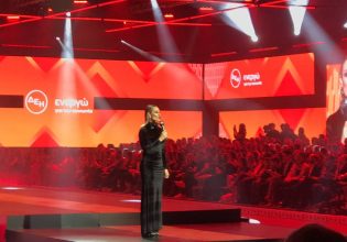 MadWalk 2022: Η Ελεονώρα Μελέτη πέταξε το ρούχο της πάνω στη σκηνή – Συγκλονιστική στιγμή