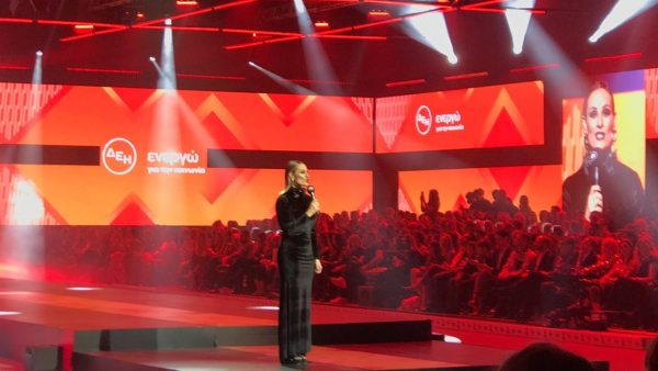 MadWalk 2022: Η Ελεονώρα Μελέτη πέταξε το ρούχο της πάνω στη σκηνή – Συγκλονιστική στιγμή