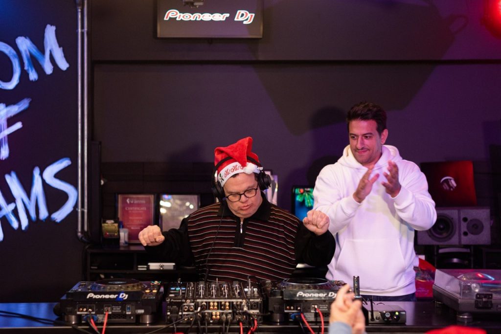 Ημέρες DJing και Μουσικής: Πρωτοποριακή εκπαιδευτική μουσική εκδήλωση για παιδιά με σύνδρομο Down και αυτισμό