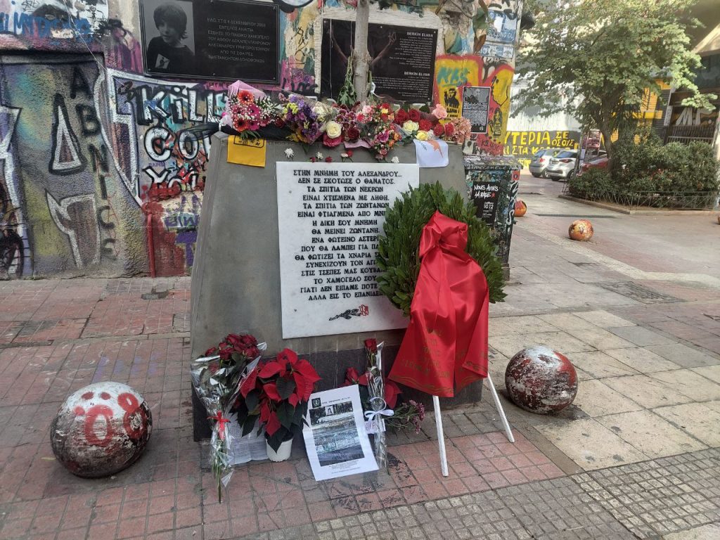 Αλέξανδρος Γρηγορόπουλος: Λουλούδια και μηνύματα στο μνημείο του στα Εξάρχεια