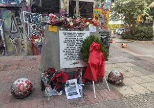 Αλέξανδρος Γρηγορόπουλος: Λουλούδια και μηνύματα στο μνημείο του στα Εξάρχεια