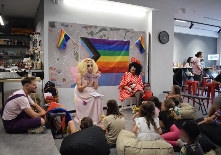 Προστατέψτε τα παιδιά από τους φασίστες και όχι από τις drag queens