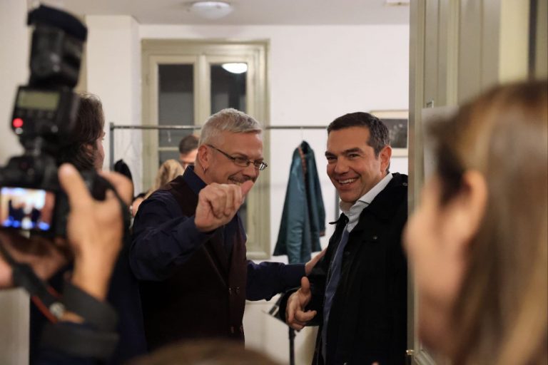 Τσίπρας: Παρακολούθησε οικογενειακώς το αριστούργημα του Τσάρλι Τσάπλιν «Τα Φώτα της Πόλης»