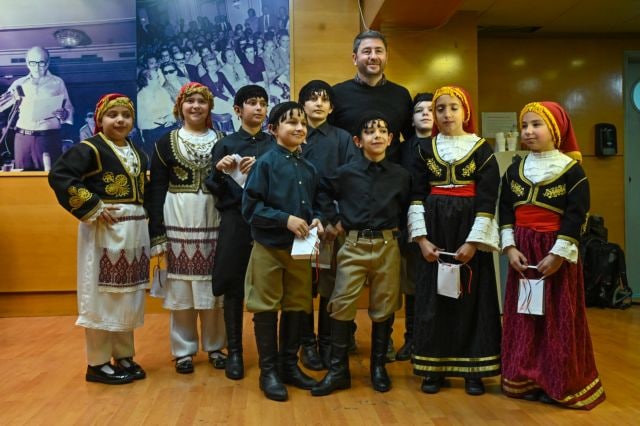 Νίκος Ανδρουλάκης: Πρωτοχρονιάτικα κάλαντα από την Ήπειρο και την Κρήτη για τον πρόεδρο του ΠΑΣΟΚ