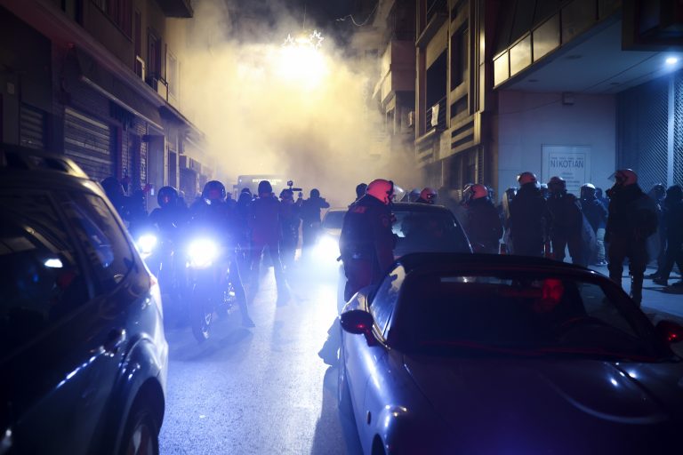 Επεισόδια Αθήνα: Πεδίο μάχης τα Εξάρχεια – Χημικά, φωτιές, κυνηγητό σε πολυκατοικίες