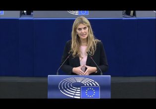 Εύα Καϊλή: Όταν αποθέωνε το «πρωτοπόρο στα εργασιακά δικαιώματα» Κατάρ