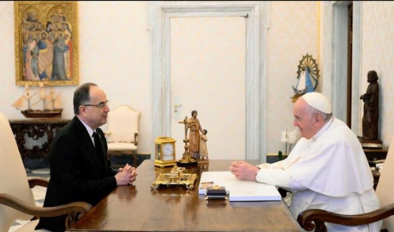 Κόσοβο: Την αναγνώρισή του από το Βατικανό έθεσε στον Πάπα ο πρόεδρος της Αλβανίας