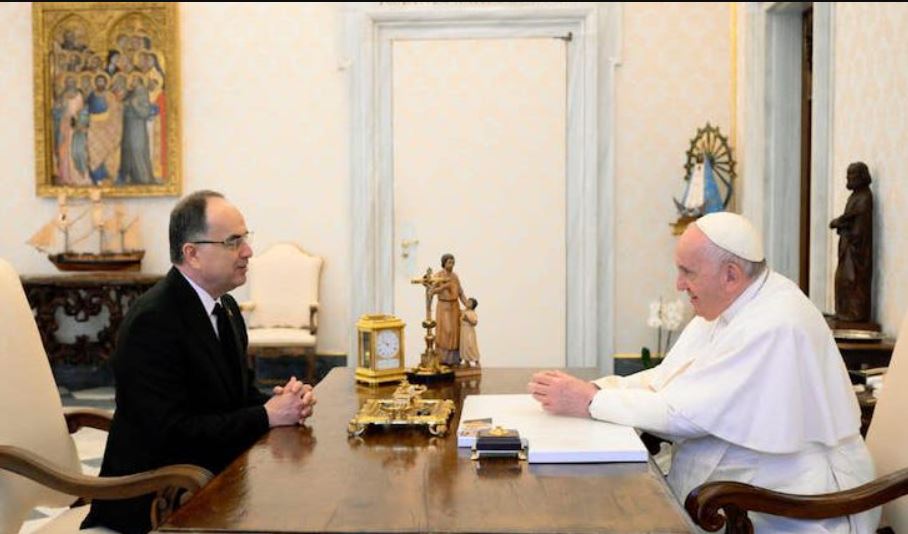 Κόσοβο: Την αναγνώρισή του από το Βατικανό έθεσε στον Πάπα ο πρόεδρος της Αλβανίας