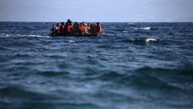 Lesvos: Child dies after boat collides with migrants on rocks