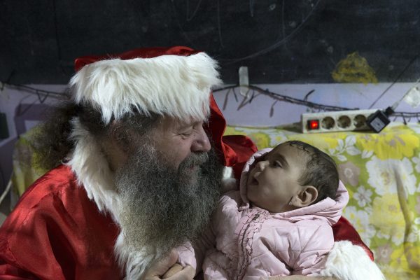 Πρόσφυγες: Ο «Άγιος Βασίλης» στην κατάληψη της Νοταρά – Μαζί με την οικογένεια Σαμπάνη