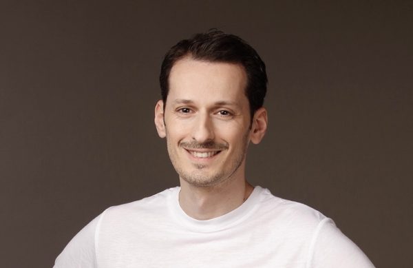 Ο Σταύρος Ράγιας μιλάει στο in για την παράσταση Η Πεντάμορφή και το Τέρας… αλλιώς