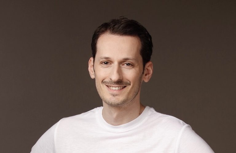 Ο Σταύρος Ράγιας μιλάει στο in για την παράσταση Η Πεντάμορφή και το Τέρας… αλλιώς