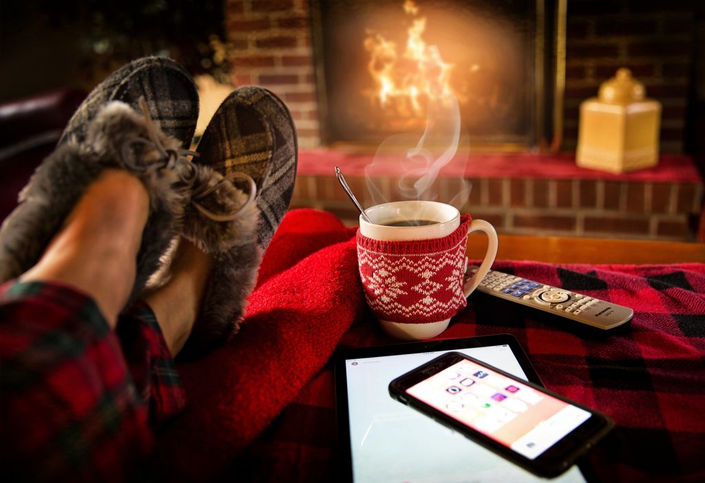 Πώς να ζεσταθείτε στο σπίτι χωρίς να ανάψετε τη θέρμανση