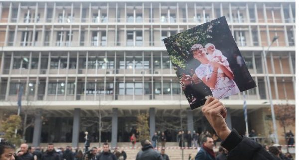 Οργή ΚΝΕ και ΜέΡΑ25 για την δικαστική απόφαση που αφήνει ελεύθερο τον αστυνομικό που πυροβόλησε τον 16χρονο Ρομά