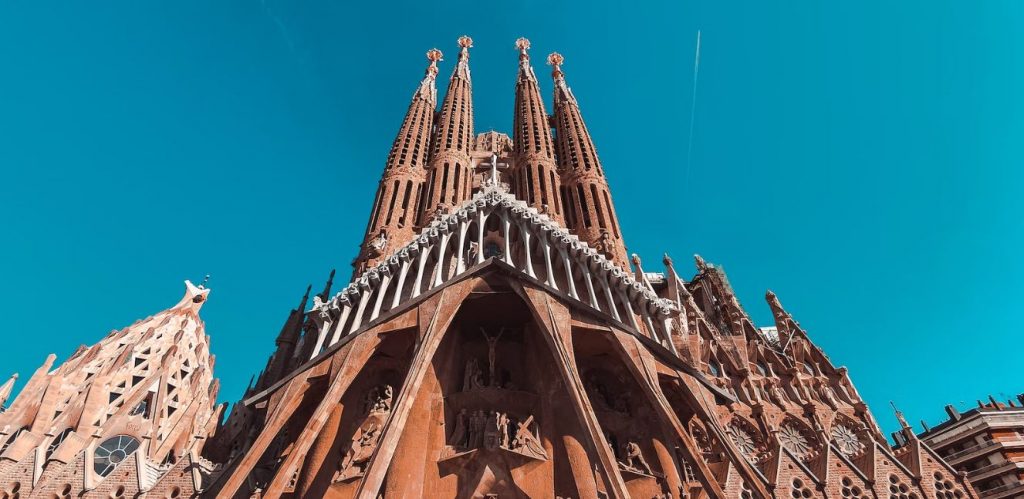 Οι πρόσφατα ολοκληρωμένοι πύργοι της ισπανικής Σαγράδα Φαμίλια φωτίζονται για 1η φορά