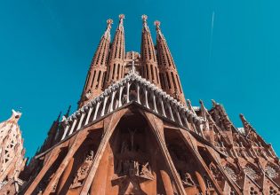 Οι πρόσφατα ολοκληρωμένοι πύργοι της ισπανικής Σαγράδα Φαμίλια φωτίζονται για 1η φορά