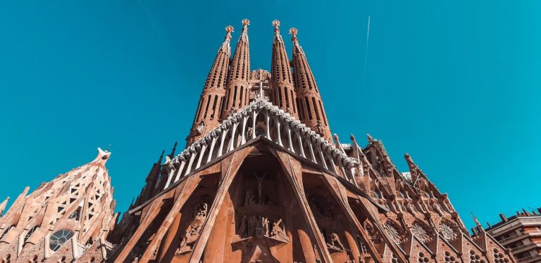 Οι πρόσφατα ολοκληρωμένοι πύργοι της ισπανικής Σαγράδα Φαμίλια φωτίζονται για 1η φορά