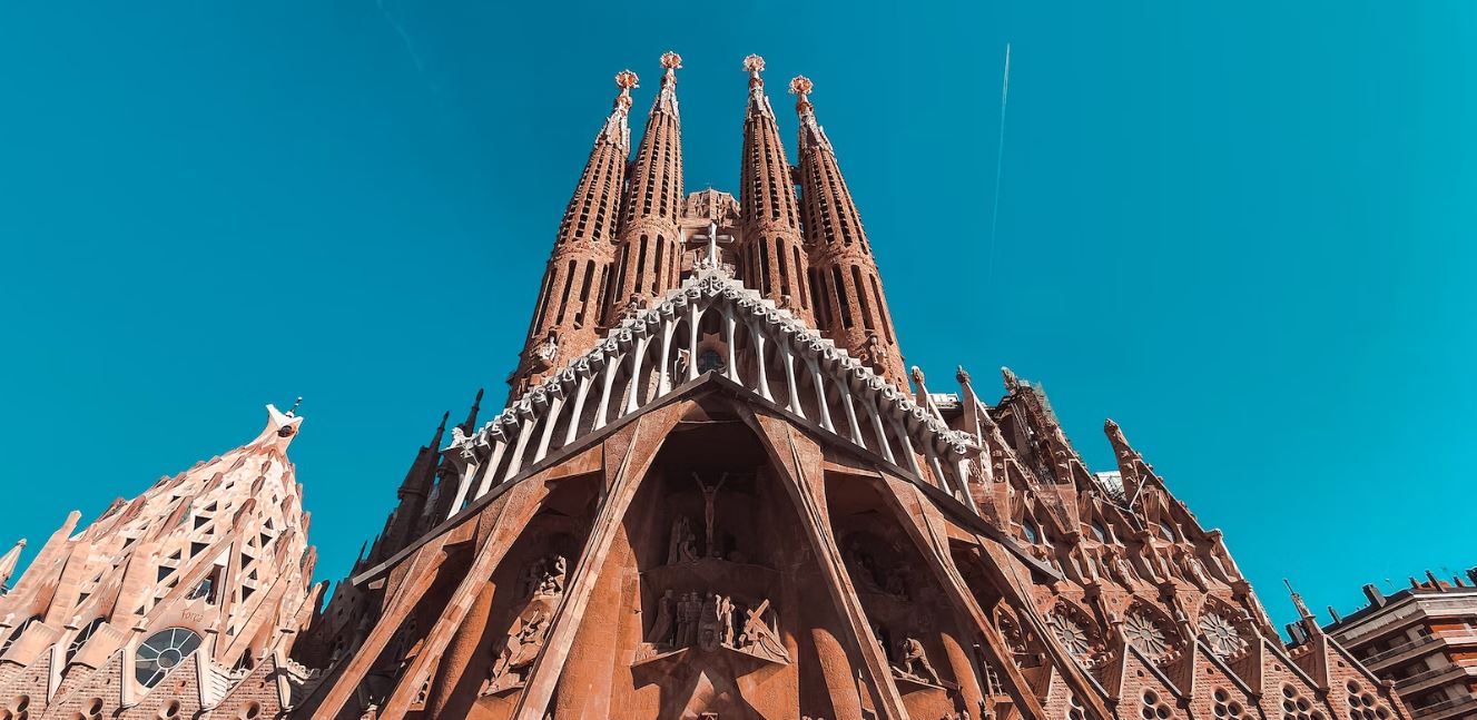 Οι πρόσφατα ολοκληρωμένοι πύργοι της ισπανικής Σαγράδα Φαμίλια φωτίζονται για 1η φορά