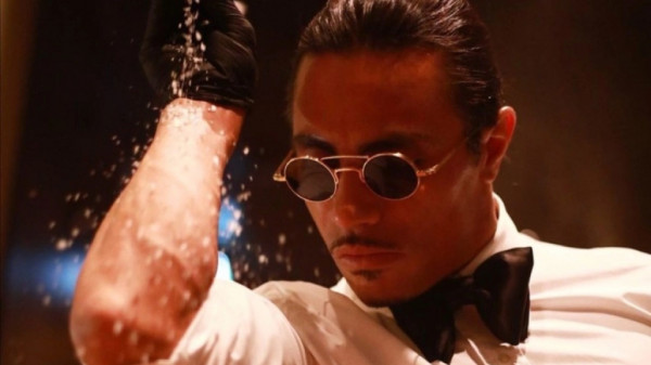 Salt Bae: Απίστευτο κράξιμο από πελάτη του - «Σέρβιρε και μιλούσε στο τηλέφωνο»