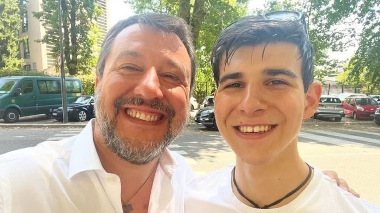 Ιταλία: Θύμα ληστείας ο γιος του Ματέο Σαλβίνι – Αιγύπτιος παντοπώλης βρήκε και του επέστρεψε το κινητό