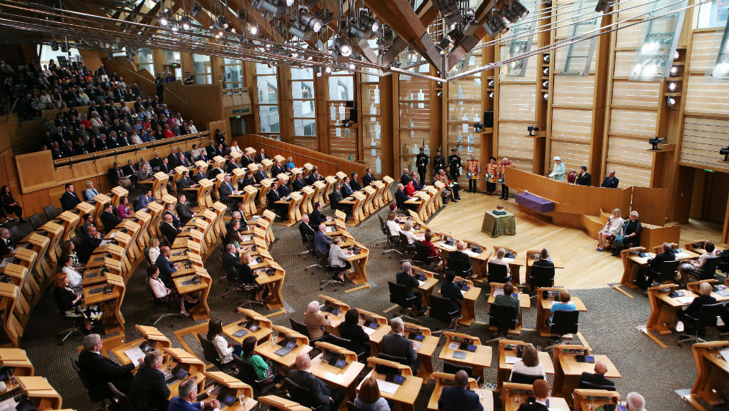 Σκωτία: Εγκρίθηκε από το κοινοβούλιο ο νόμος που διευκολύνει τη φυλομετάβαση