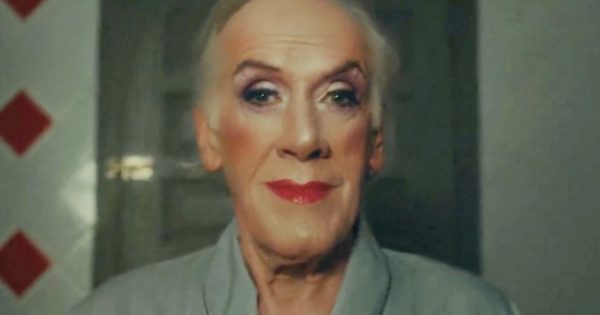 Μάρκα ουίσκι επαινέθηκε για τη δακρύβρεχτη χριστουγεννιάτικη διαφήμιση που εξυμνεί τα τρανς άτομα