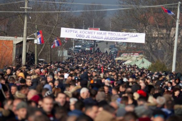 Πρίστινα: Οι Σέρβοι διαδηλώνουν και απαιτούν την απόσυρση της αστυνομίας του Κοσόβου
