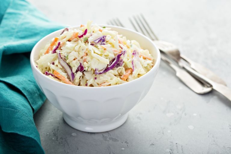 Σαλάτα Coleslaw µε ντρέσινγκ καρύδας για ένα ελαφρύ γεύμα