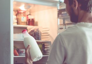 Το τεράστιο λάθος που κάνουμε όταν βάζουμε το γάλα στο ψυγείο