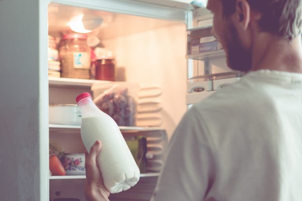 Το τεράστιο λάθος που κάνουμε όταν βάζουμε το γάλα στο ψυγείο