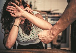 Ηράκλειο: Γρονθοκόπησε, έριξε στο δρόμο και τραβούσε από τα μαλλιά τη σύζυγό του