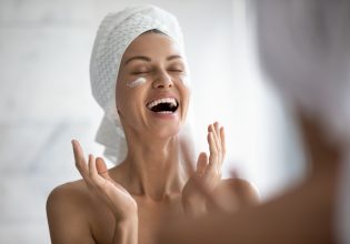 Χρειάζομαι όντως διαφορετική κρέμα προσώπου και ματιών;