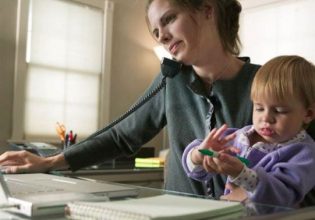 Υπουργείο Εργασίας: Διευκρινίσεις για την επέκταση της άδειας μητρότητας – Τι πρέπει να γνωρίζουν γονείς και εργοδότες