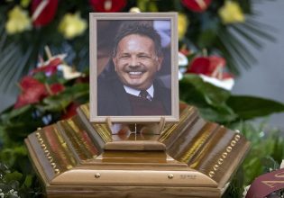 Μιχαΐλοβιτς: Σε λαϊκό προσκύνημα η σορός του – Σε άσχημη κατάσταση ο Σπαλέτι (pics)