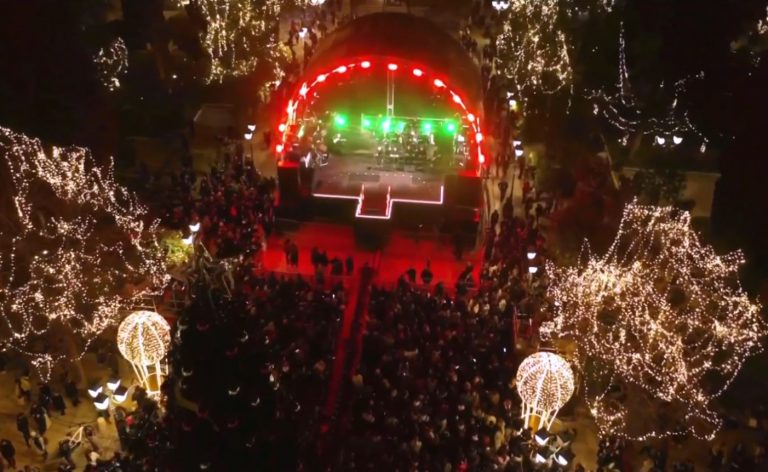 Χριστούγεννα 2022: Η Αθήνα ανάβει το χριστουγεννιάτικο δέντρο – Δείτε live από την πλατεία Συντάγματος