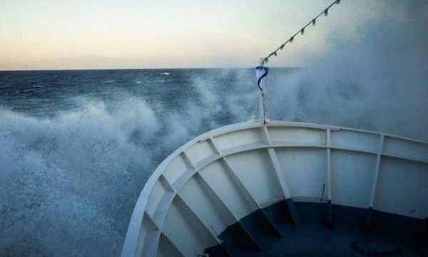 Τήνος: Πλοίο αναχωρεί από το λιμάνι με 8 μποφόρ