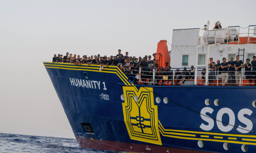 Μετανάστες: Αδεια ελλιμενισμού σε Ιταλία ή Μάλτα ζητά πλοίο ΜΚΟ με 261 διασωθέντες
