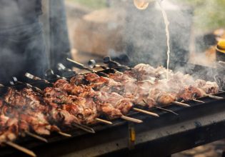 Κοζάνη: Γυναίκα παραλίγο να πνιγεί τρώγοντας σουβλάκι – Την έσωσε αστυνομικός