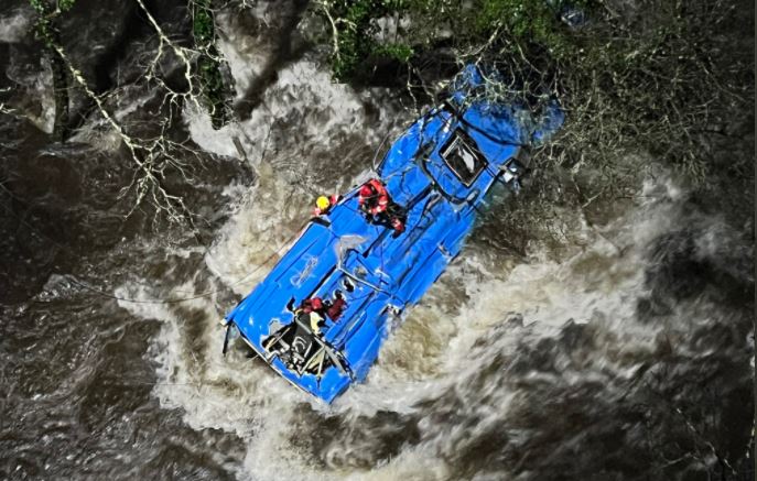 Ισπανία: Τουλάχιστον 3 νεκροί και 4 αγνοούμενοι από πτώση λεωφορείου σε ποτάμι της Γαλικίας