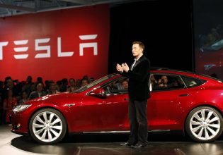 Tesla: Η μετοχή βυθίζεται, ο Μασκ προσπαθεί να δικαιολογηθεί