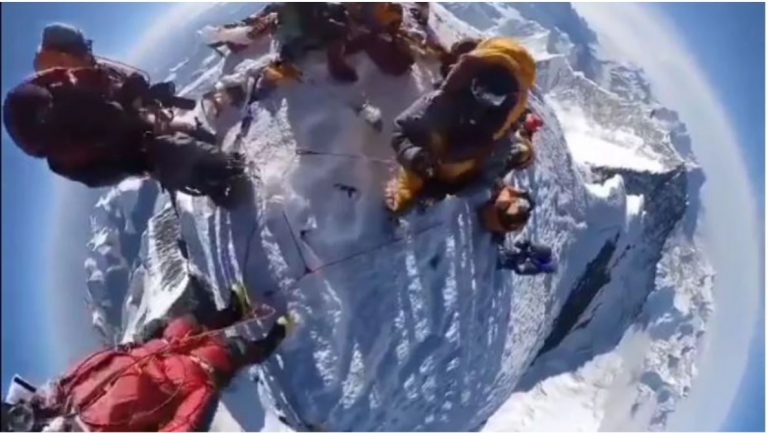 Βίντεο που κόβει την ανάσα – Πώς φαίνεται η γη από την κορυφή του Έβερεστ
