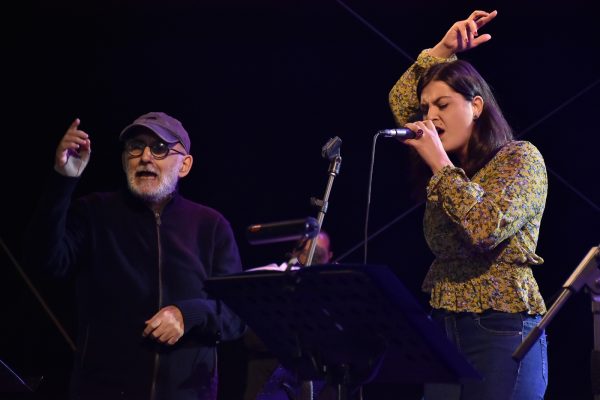 Η Πολυξένη Καράκογλου ερμηνεύει το Εφτά, αφιερωμένο στον Θάνο Μικρούτσικο