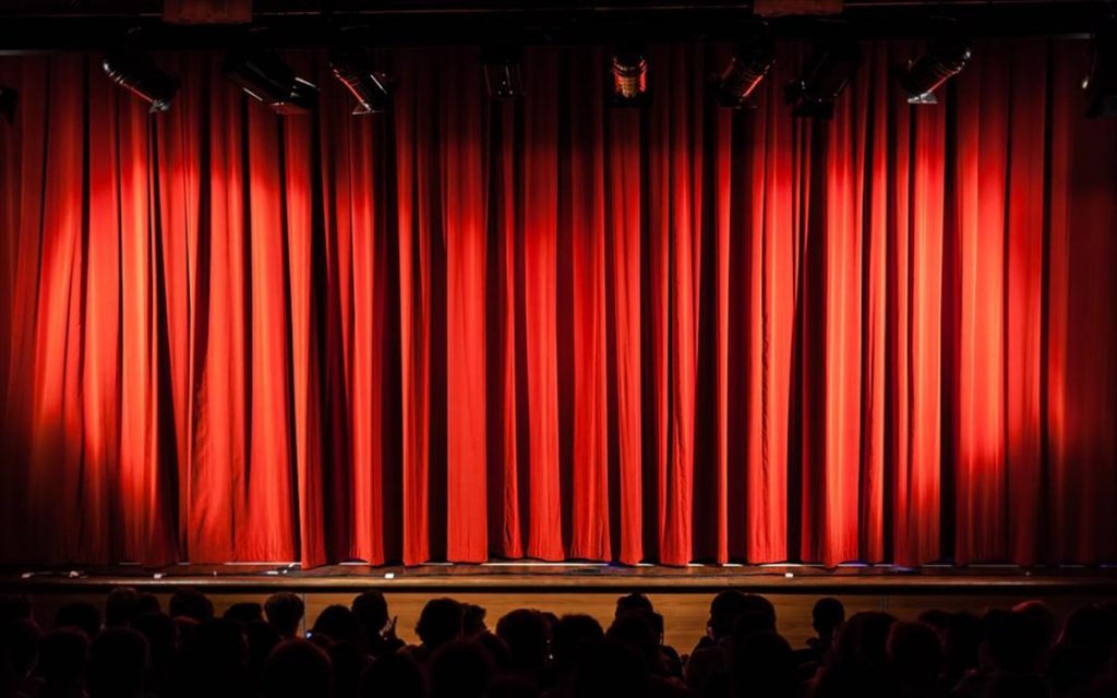 Ησαϊας Ματιάμπα: Χαμός με τη γυμνή εμφάνιση του ηθοποιού στο θέατρο – «Πληρωνόμαστε καλά…»