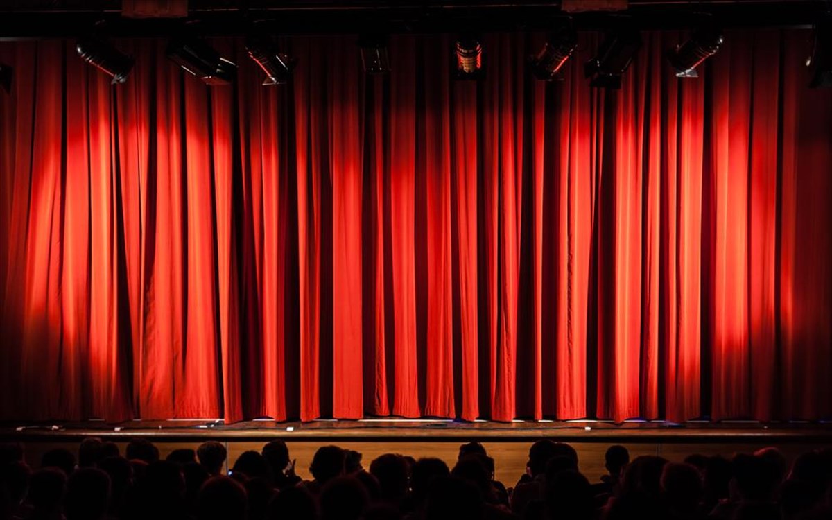 Ησαϊας Ματιάμπα: Χαμός με τη γυμνή εμφάνιση του ηθοποιού στο θέατρο - «Πληρωνόμαστε καλά...»