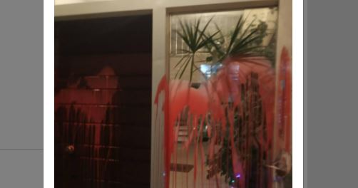 Θεσσαλονίκη: Πέταξαν μπογιές στο σπίτι του βουλευτή Στράτου Σιμόπουλου