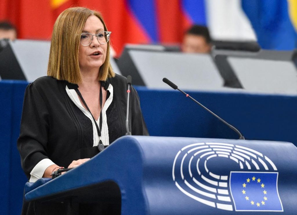 EPP για Σπυράκη: «Θα στηρίξουμε την άρση της ασυλίας της»