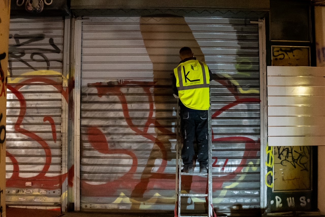 Δήμος Αθηναίων: «Μαμούθ» επιχείρηση αντι-γκράφιτι στο κέντρο της Αθήνας